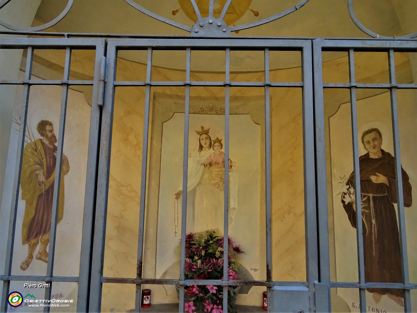 21 Santella dedicata alla Madonna con Bambino e i Santi Antonio da Padova  e Barnaba (patrono di Endenna).JPG